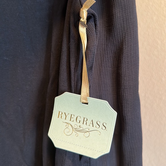 *SOLD* Small Women’s Top by Ryegrass - Picture 6 of 7